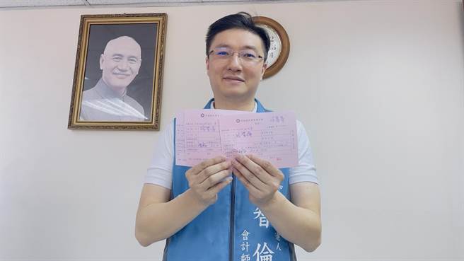 张智伦是今天第一个到新北市党部办理初选登记的人，代表一马当先、马到成功。（吕健豪摄）