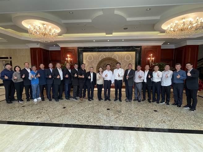 金门县长陈福海（右九）率县府团队拜会陆方厦门市府，争取开放陆客至金门观光。（金门县政府提供）