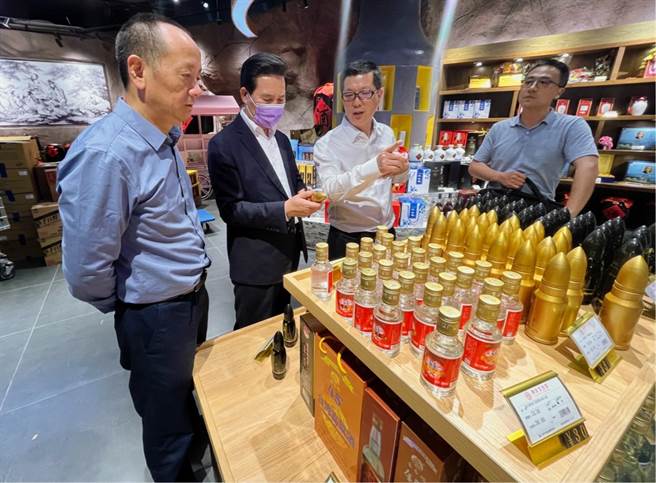 厦门市府邀请金门县长陈福海（左二）到五通码头边的台湾生活馆参观。（金门县政府提供）★《中时新闻网》关心您：饮酒过量，有碍健康。酒后不开车，安全有保障！