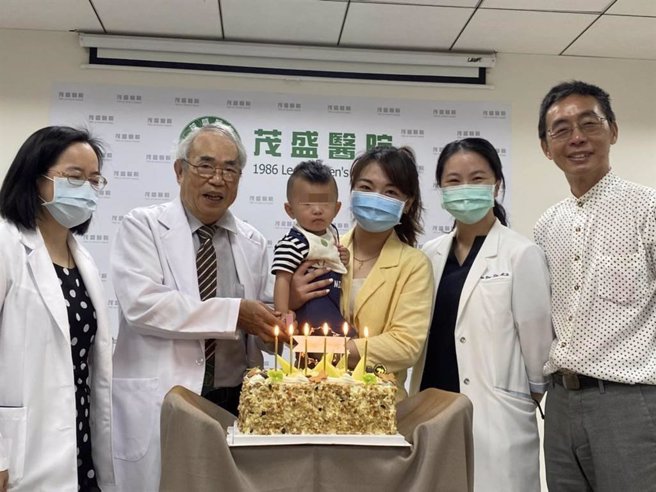 血友病带因的27岁章小姐现身茂盛医院和台湾省关怀血友病协会签订「特约医院」会场，感谢试管技术让他一举得男，目前还要拚二胎。（冯惠宜摄）