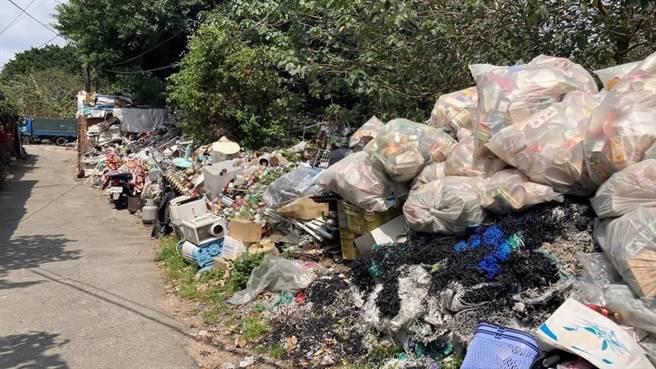 淡海路280巷内堆满垃圾，但环保局称该地为国产署管理，因此无法将垃圾清运。（陈伟杰提供）