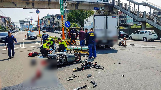 湖口乡长安路和八德路三段交叉路口发生车祸，消防局救难人员没有呼吸的机车骑士进行CPR，送往仁慈医院急救中。（新竹县消防局提供／罗浚滨新竹传真）