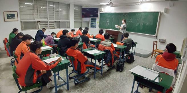 电子科郭惠玲老师晚间协助学生加强基本电学
