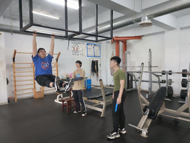 同学们利用放学时间到学校健身房练习体能
