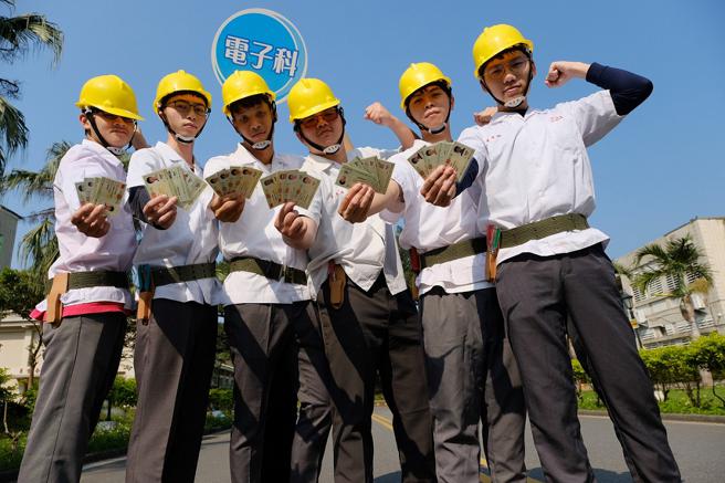 力拚台电，努力考取证照，每位同学都有2张丙级、2张乙级证照

