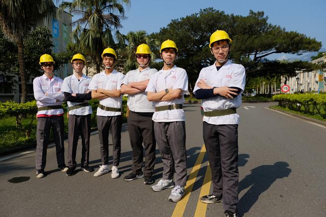 花工录取台电学生(左起)张宗闵、廖启翔、陈阎家睿、庄展权、刘佳欣、童昱瑞