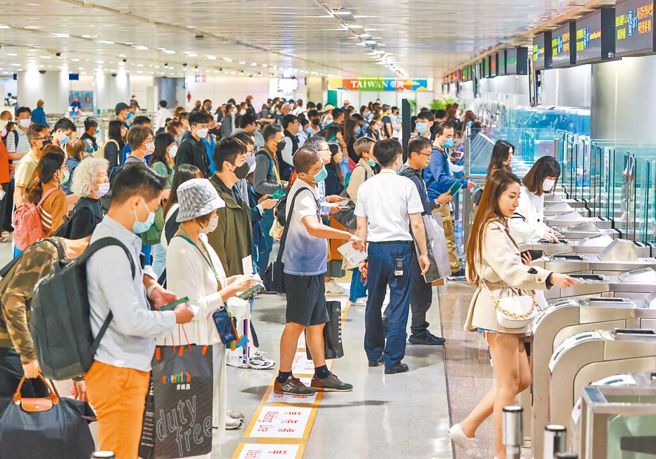 劳动部今日公布劳工行政主管机关通报因应景气影响劳雇双方协商减少工时(无薪假)统计，事业单位计1918家，实施人数1万3588人，和上期4月10日公布实施家数计1767家，实施人数1万2720人相比，本次家数增加151家，人数增加868人，多数事业单位之实施人数在50人以下，实施期间多数为6个月以上。（示意图／本报资料照、陈麒全摄）