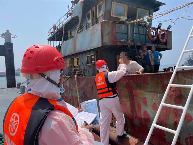 台中海巡队16日于苗栗通霄外海查获大陆渔船越界捕鱼。（台中海巡队提供／陈淑娥台中传真）