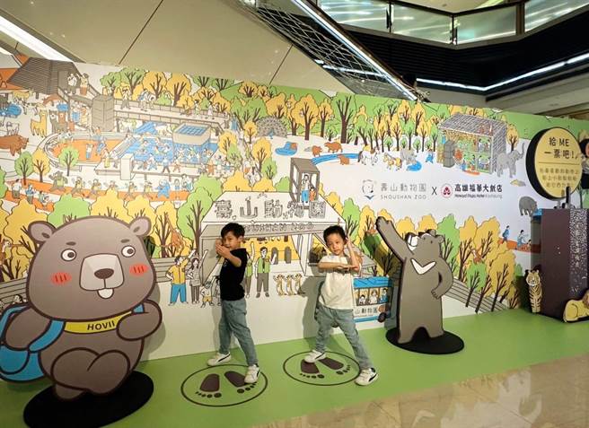 小朋友开心在打卡墙前方摆pose。（高雄福华大饭店提供）