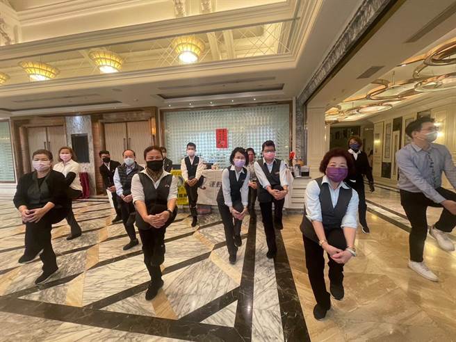 新北市体育处推出免费巡迴运动指导服务，希望透过专业教练协助，一起参加的同事伙伴都能感受运动好处，今起开放报名至5月13日。（新北市体育处提供）