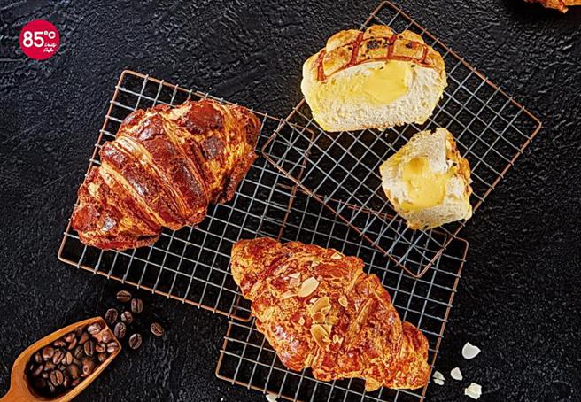 （85度C将菠萝麵与丹麦可颂结合，4月18日起推出三款极致菠萝麵包，任选两件，第二件半价。图／85度C提供）