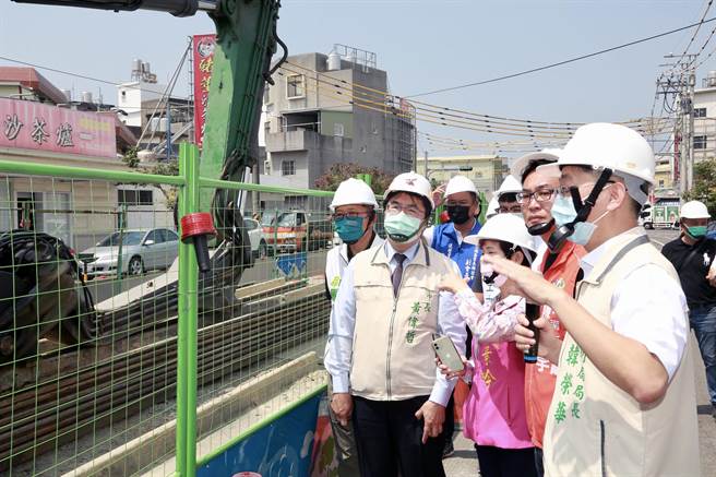 台南市長黃偉哲視察市府水利局德糖路T幹線雨水箱涵新建工程。（水利局提供／洪榮志台南傳真）