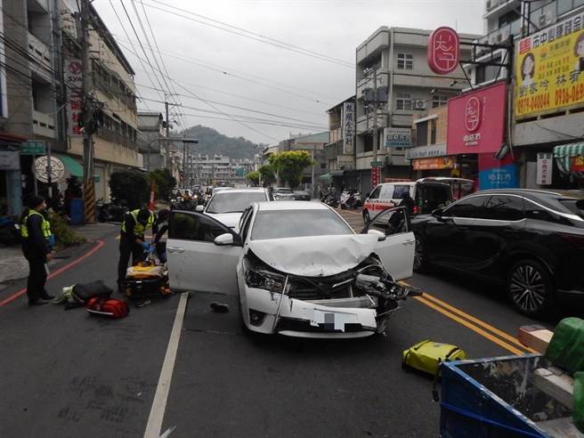 台中林姓計程車司機疑感情糾紛砍傷女友，車上還擺放汽油要同歸於盡。（民眾提供）