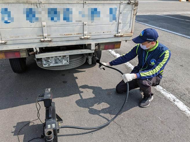 台南市原生性PM2.5排放量柴油车占2成，政府持续推动大型柴油车汰旧换新补助。（环保局提供／洪荣志台南传真）