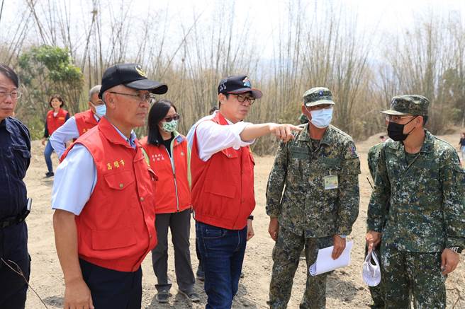 高雄市内门区山林火灾延烧了4天，消防局于昨晚控制火势，现场只剩残火。今（17）日再度派人透过空拍观察，确认皆无火烟、无復燃之虞，于12时解除「森林火灾灾害应变中心」任务编组。图为高雄市长陈其迈（右三）到场关心火势。（翻摄照片／林瑞益高雄传真）