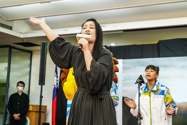 金曲歌手依拜维吉献唱全中运主题曲《发光》，充满鼓励性的歌词，期望能带给所有选手正能量。（罗浚滨摄）