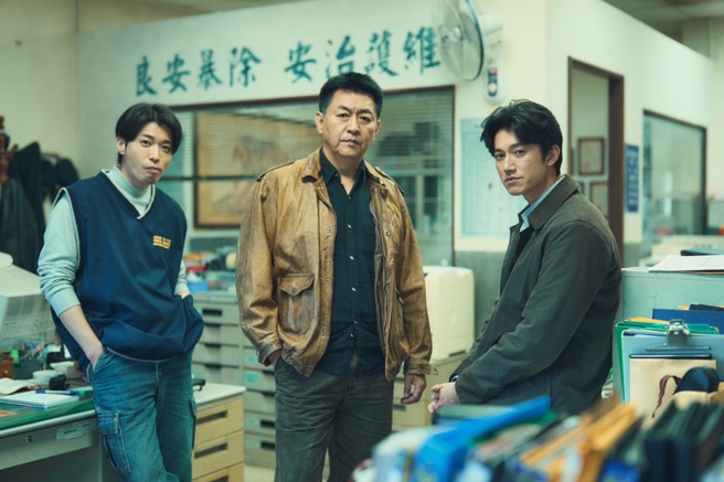 吴慷仁（右起）、庹宗华、侯彦西在《模仿犯》是简一起侦办连续杀人案的检察官与刑警。（Netflix提供）