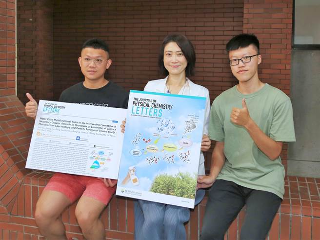 国立中山大学化学系副教授兼气胶科学研究中心主任王家蓁（中）研究团队，利用真空紫外光气胶光电子光谱技术，探讨环境中重要的挥发性有机物「柠檬烯」与臭氧反应所生成的衍生型PM2.5，并发现大气中的水，在介入衍生型有机PM2.5的生成机制、热力学特性、电子能级结构及产率上扮演多重且重要角色。（国立中山大学提供／袁庭尧高雄传真）