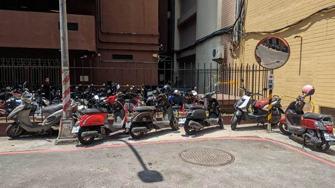 高雄前金區發生墜樓意外，男明顯死亡。（翻攝照片／崔正綱高雄傳真）