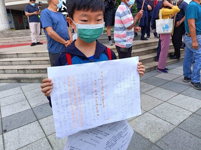 潭墘国小三年级学生陈柏堉向学校请假，并在抗议行中再度念出写给总统蔡英文的公开信。（孙英哲摄）