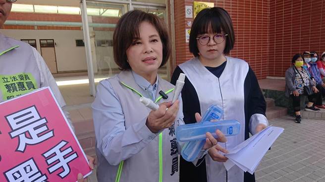 民進黨立委賴惠員（中）拿出牙膏文宣品，強調贈品分大、小等級，小支牙膏的批發價格不到30元。（程炳璋攝）