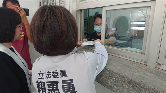 民進黨立委賴惠員（中）到南檢新營辦公室遞狀，正式提告郭貞慧違反選罷法。（程炳璋攝）
