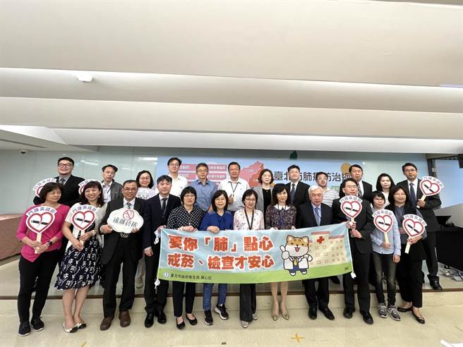 台北市卫生局今年首度在社区整合筛检活动加入肺癌筛检转介服务，民眾只要符合筛检资格，即可向医院预约肺癌筛检。（蔡佩珈摄）