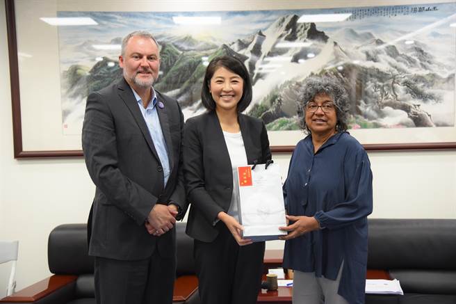 国际暗天协会（IDA）副主席、执行长等人拜会南投县长许淑华，肯定县府等产官学界对合欢山光害防制的努力。（杨静茹摄）