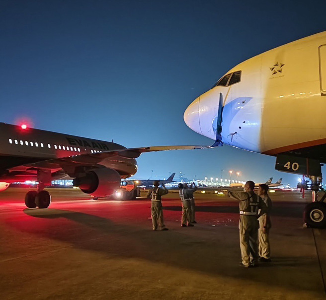 长荣A321机翼撞破波音777机鼻。（图／读者提供）