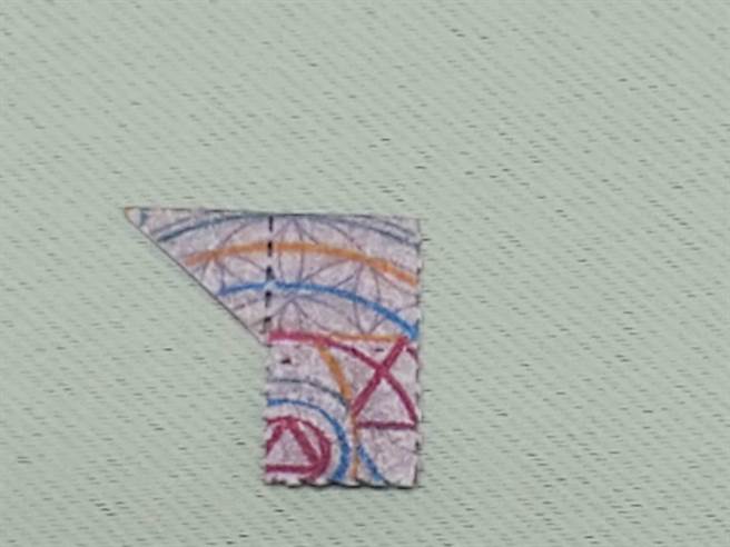 警方当场查扣「毒邮票」2.5张。（台中市警察局提供／张妍溱台中传真）★《中时新闻网》关心您：保护自己、远离毒品！