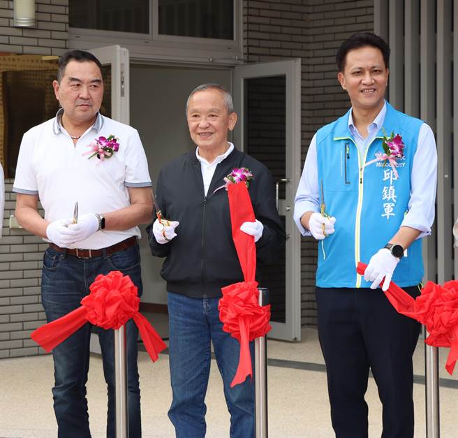 立委徐志荣（左）、前苗栗县长徐耀昌（中）、苗栗市长邱镇军（右）。（李京升摄）
