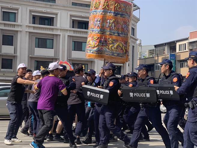 彰化县警局今天演练遶境防暴，首度曝光机动应变编队。（孙英哲摄）