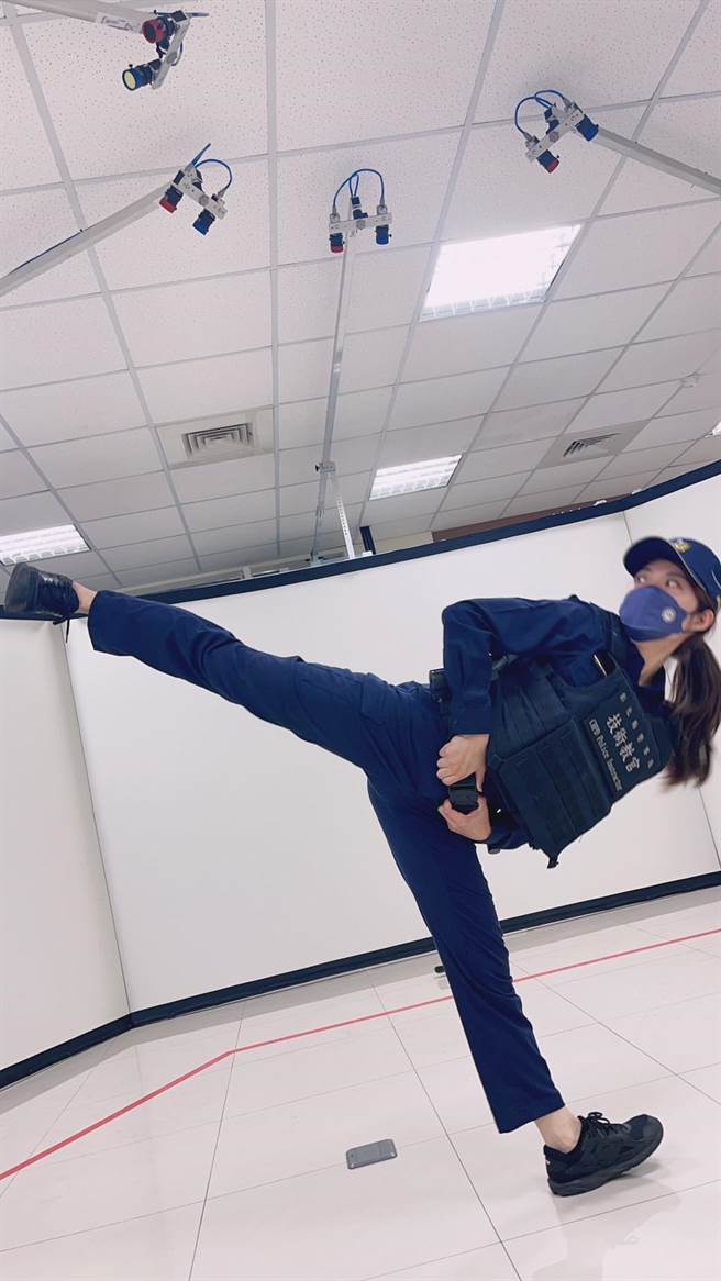 彰化县警局机动应变编队中的女警李靖宣有着一双大长腿，还是跆拳道3段高手。（彰化县警局提供）