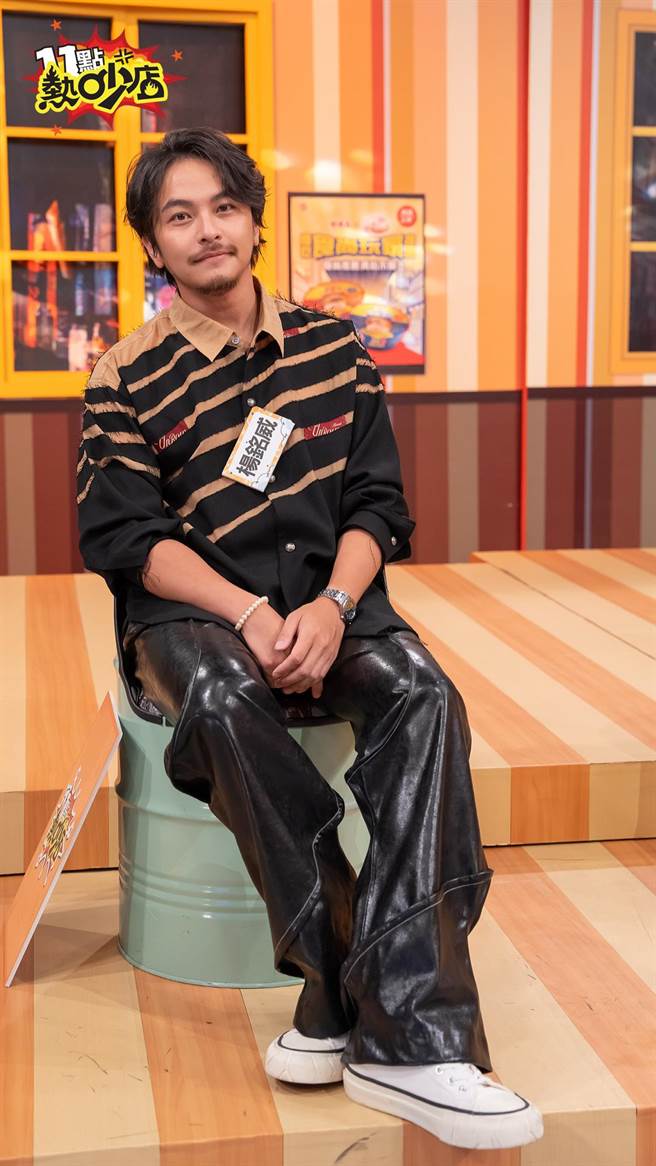 杨铭威学生时期被抓到看老谜片，连教官也取笑他。（TVBS提供）