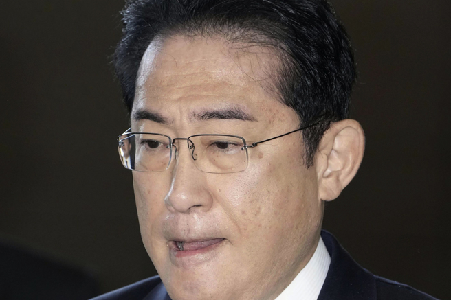 日本首相岸田文雄15日下乡辅选时遭人丢掷爆裂物，在维安人员保护下撤离，平安无事，男性犯嫌当场被逮。(图/美联社)