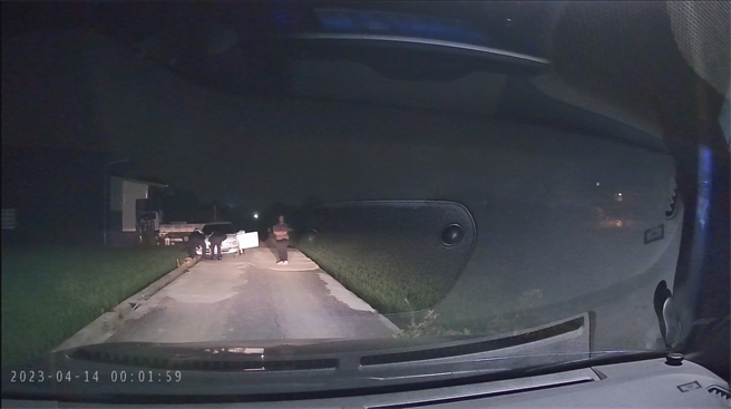 男深夜驾车行经田间小路，右前轮不慎掉入田沟动弹不得，警方获报驰援解围。（警方提供）