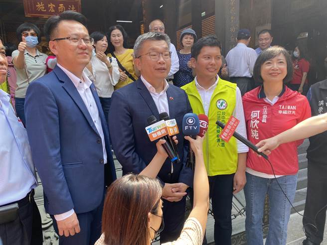 蔡其昌（左2）说，只要有邀请他他都会帮忙，党内优秀人才都会尽量推荐。（张妍溱摄）