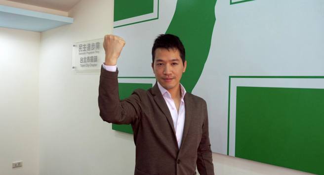 何志伟近日在民进党立委初选拜票行程，展现出自己的好歌艺。（图取自何志伟脸书）