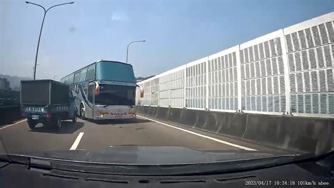 “Tour Bus Drives in Reverse on Bridge, Nearly Collides with Truck in New Taipei City”