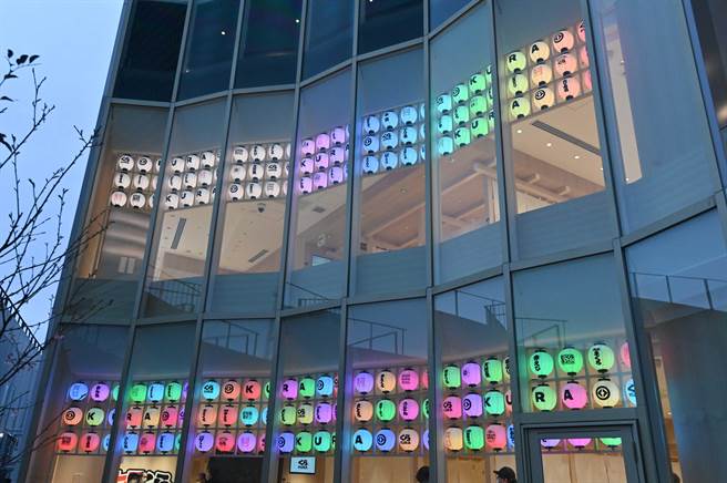 图为藏寿司全球旗舰店晴空塔押上站前店彩色灯笼墙。（藏寿司提供）