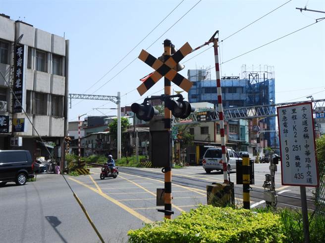 花莲市中华路平交道未来将配合花东双轨电气化高架化。（罗亦晽摄）