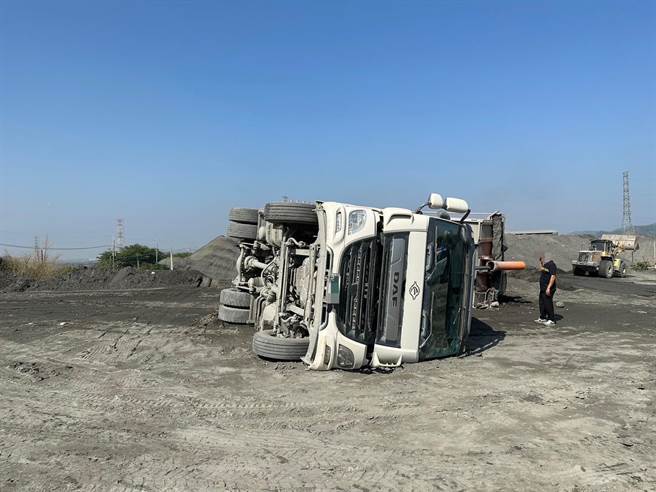 砂石车卸料时翻覆，所幸无人伤亡。(警方提供)