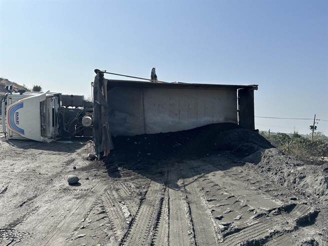 砂石车卸料时翻覆，所幸无人伤亡。(警方提供)