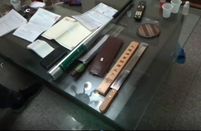 刑事局中打三隊破獲王姓男子為首的詐騙集團，起出西瓜刀、存摺等贓證物。(警方提供)