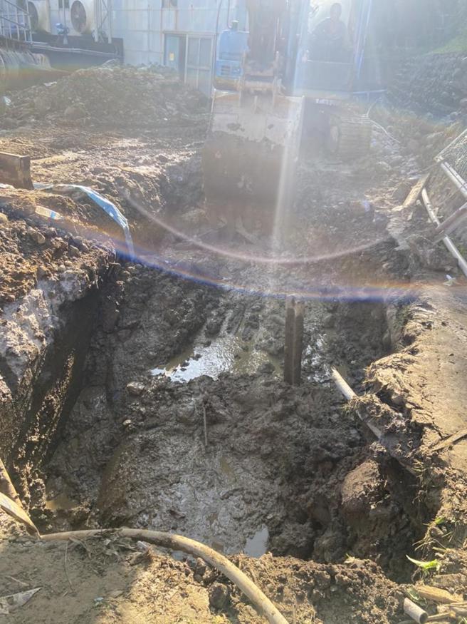 三坑抽水站一期1350mm-SP原水管破漏之漏水点。（图／台水公司第二区管理处提供）