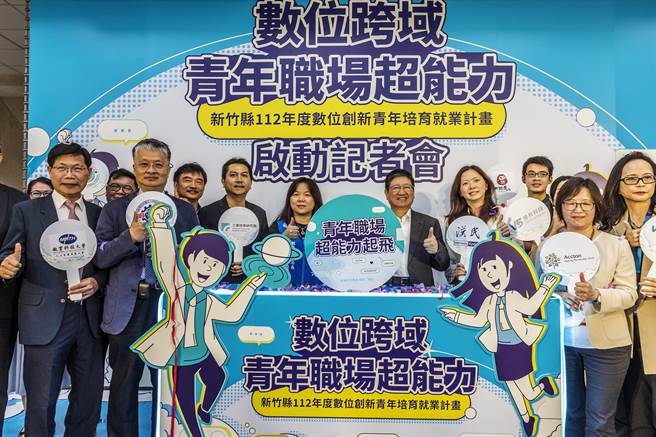 县长杨文科（中右）等人启动官官、产、学合作的「数位创新青年培育就业计画」，培养青年职场数位创新超能力。（罗浚滨摄）