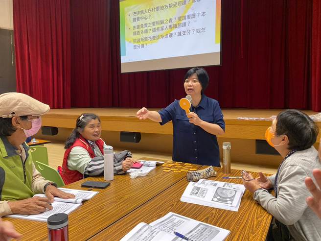 面对高龄化社会，屏县府办培训课谈生死。(屏县府提供)