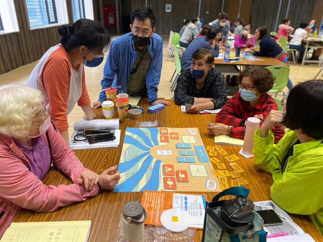 面对高龄化社会，屏县府办培训课谈生死。(屏县府提供)