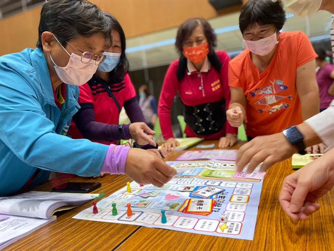 面对高龄化社会，屏县府办培训课谈生死。(屏县府提供)