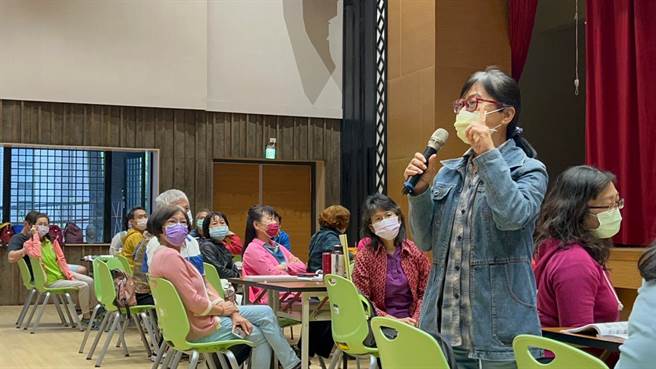 面对高龄化社会，屏县府办培训课谈生死。(屏县府提供)
